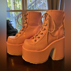 Holographic Demonias